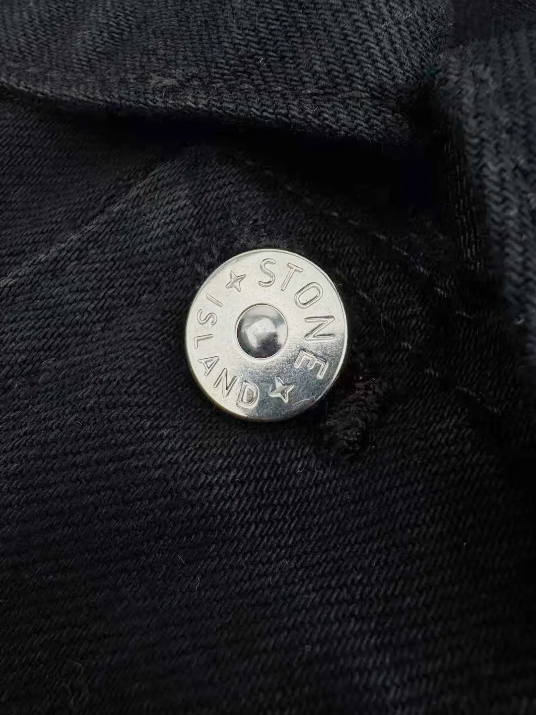 P500 Stonelsland emblem denim jacket. Customized high-density twill denim. Full texture. Comfortable and close to the skin. It is painted in classic retro black and is full of natural purity. The front breast pocket is cut into the front panel in a golden ratio. A pragmatic reconstruction of the ritual sense. The iconic Stonelsland emblem is embellished on the sleeves, like a unique medal, highlighting the brand's imprint. Simple lines outline a neat silhouette and outline a casual and free style. Workwear genes are infused with luxury DNA, simple charm and versatile charm. Process 1: Use imported machine embroidery technology and use advanced computer control systems and precision mechanical components to realize Stonesland badge embroidery operations with high precision and smooth and delicate lines. Process 2: The entire garment is washed with Zhongxiao. Use a special solution to remove stains and slight fading, and then wash with snowflakes. Use a strong washing method to fade the color to make the color more uniform. Process 3: The entire garment is stitched using a buried clamp machine. The embedded clamp machine can control the distance between the two needles by changing the needle position to achieve seamless splicing, smooth and tidy. Accessories: customized 1:1 Stonelsland I-shaped buckle, customized 1:1 Stonelsland embroidery label, customized 1:1 Stonelsland resin button, customized 1:1 Stonelsland four-button button, customized 1:1 Stonelsland trademark Version: Loose version Size: S M L XL Style number: BB747
